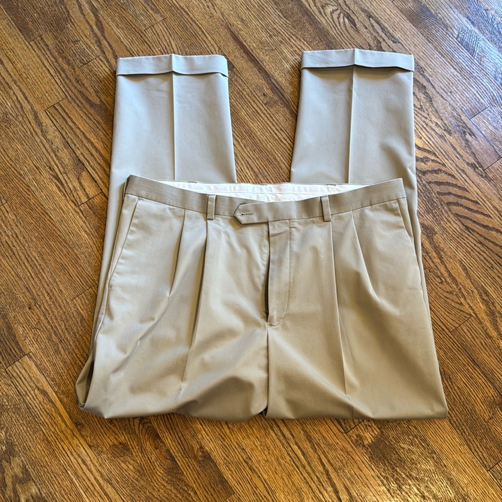 Roundtree & Yorke Men’s Pleated Khaki Pants 40x32 Classic Fit Cuffed
